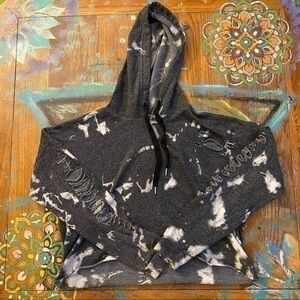 Really cute cropped Rue21 hoodie in black size M